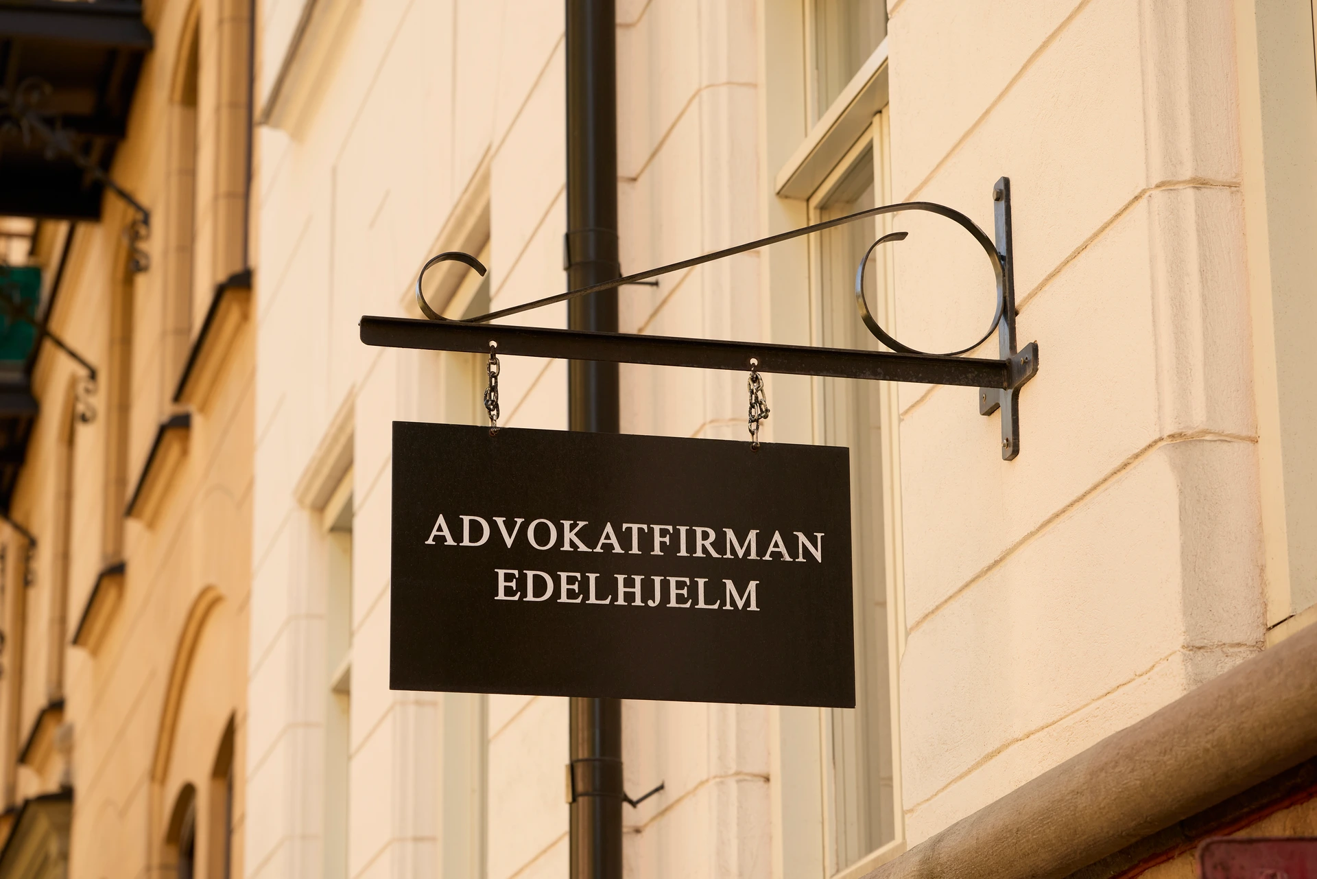 Advokat som företräder klient i rättssal